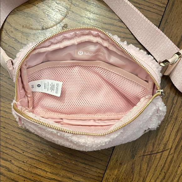 Lululemon Everywhere Fleece Belt Bag in Pink Mist with gold hardware, NWT - Picture 12 of 16